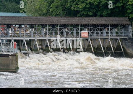 Molesey Wehr auf dem Fluss Themse Surrey England UK Stockfoto