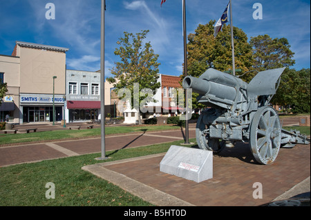 Ersten Weltkrieg deutsche Haubitze ergab sich US-Truppen im Jahre 1918 als Kriegerdenkmal, Hickory, North Carolina, USA Stockfoto