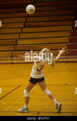 Ball Service von High School Volleyball Spieler Stockfoto