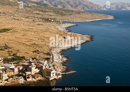 Blick hinunter auf die kleine Fischerei Dorf von Yerolimenas in der Tiefe Mani Süd-Peloponnes, Griechenland Stockfoto