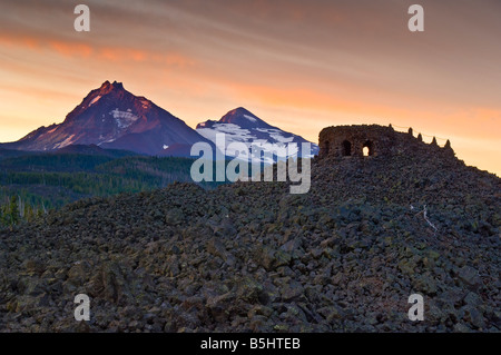 Dee Wright Observatorium und die Nord-Schwester und Schwester der nahen Gipfel der Cascade Mountains am McKenzie Pass Oregon Stockfoto