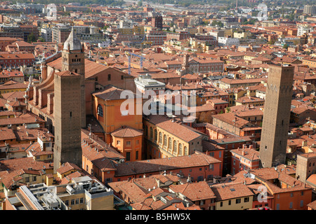 Aussicht vom Gipfel des Torre Degli Asinelli in Richtung der Kathedrale Metropolitana di San Pietro, Bologna, Italien Stockfoto