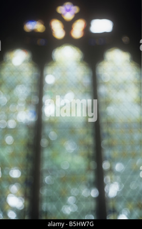 Impressionistische frühen englischen Gotik Diamant-verbleit schlicht und gold-Fenster mit Licht von Bäumen außerhalb Stockfoto