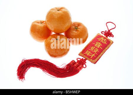 Mandarinen und chinesische Glücksbringer Stockfoto