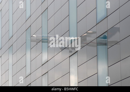 Ein Flugzeug landet auf dem Flughafen Gatwick, spiegelt sich in den Fenstern des Gatwick Hilton. Stockfoto