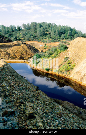 Verlassene Kupfer mir Beilegung Teich verschwenden. Stockfoto