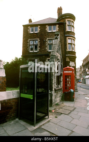 UK England London Aldgate neue KX100 stand neben alten K2 Telefonzelle Stockfoto