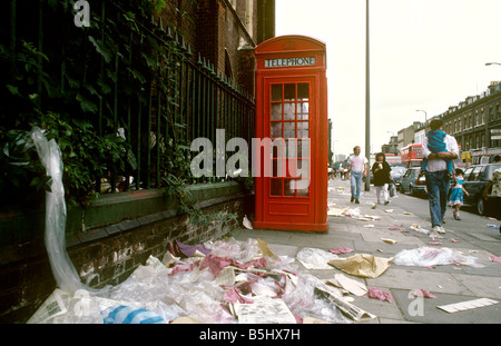Großbritannien England London East End Bethnal Green K2 Telefonzelle unter Wurf auf Bürgersteig Stockfoto