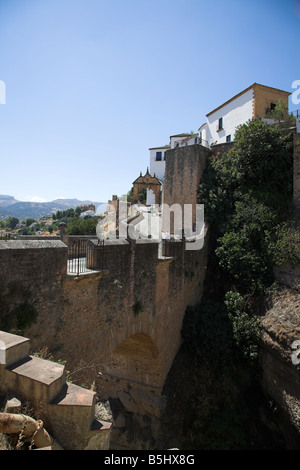 Blick über die Puente Viejo - Puente Arabe (alte Brücke - arabischen Brücke) in Richtung Bogen von Felipe V. das alte Tor nach Ronda Stockfoto