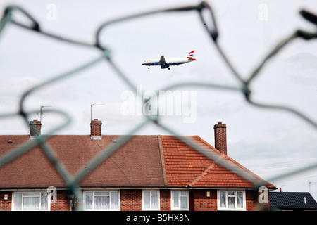 Flugzeug kommt ins Land am London heathrow Stockfoto