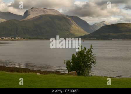 Ben Nevis, der höchste Berg in Großbritannien, angesehen durch Loch Linnhe in Lochaber, Schottland im Vereinigten Königreich. Stockfoto