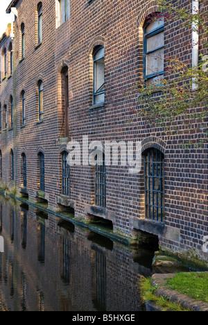 "stillgelegten Fabriken" auf der Seite des Kanals Stockfoto