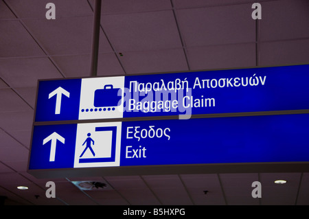 Athen Flughafen Flugzeug Informationen Wegweiser Beschilderung Gepäckausgabe Stockfoto