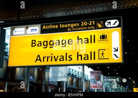 Athen Flughafen Flugzeug Informationen Wegweiser Beschilderung Stockfoto