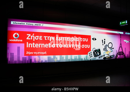 Internet Werbung Werbung Werbung Athen Flughafen Flugzeug Informationen Wegweiser Beschilderung Stockfoto