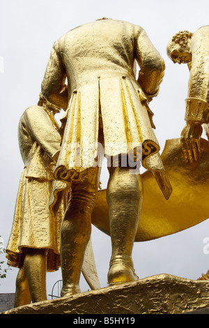 Die vergoldete Bronzestatue des Matthew Boulton, James Watt und William Murdoch durch William Bloye steht auf einem Sockel aus Portland-Stein, außerhalb der alten Standesamt an der Broad Street in Birmingham, England. Stockfoto