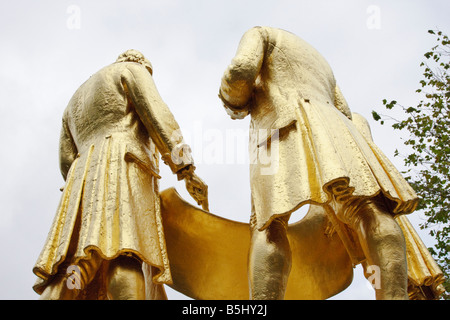 Die vergoldete Bronzestatue des Matthew Boulton, James Watt und William Murdoch durch William Bloye steht auf einem Sockel aus Portland-Stein, außerhalb der alten Standesamt an der Broad Street in Birmingham, England. Stockfoto