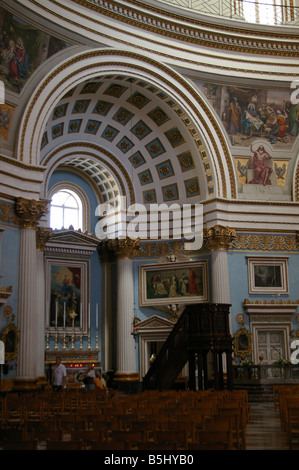 Das Innere der Kirche St. Marien, Mosta, Malta zeigt eines der Apsiden und die Kanzel. Stockfoto