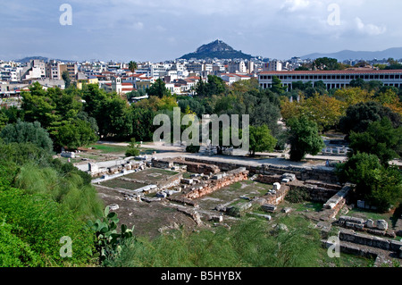 Die antike Agora von Athen, Griechenland, mit der rekonstruierten Stoa von Attalos auf der rechten Seite und dem Berg Lycabettus, der sich deutlich über der Skyline der Stadt erhebt Stockfoto
