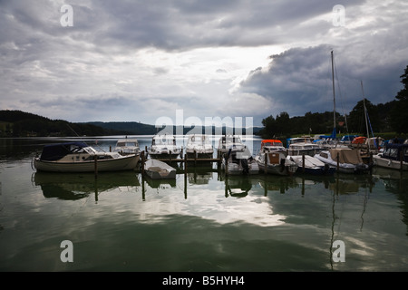 Boote vertäut am Laven auf See Julsø, Jütland, Dänemark Stockfoto