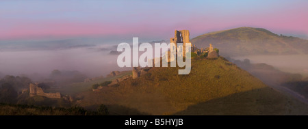 Corfe Castle Swanage Dorset Nebel Panorama Panorama eines frühen Morgens Stockfoto