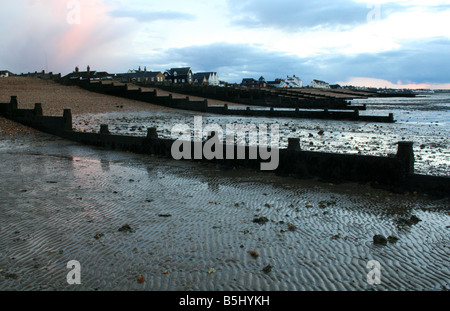 Sonnenuntergang bei Ebbe in Whitstable, Kent, England Stockfoto