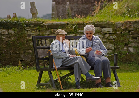 Senioren genießen ein Picknick auf einer Bank am Widecombe auf dem Moor Dartmoor Devon Stockfoto