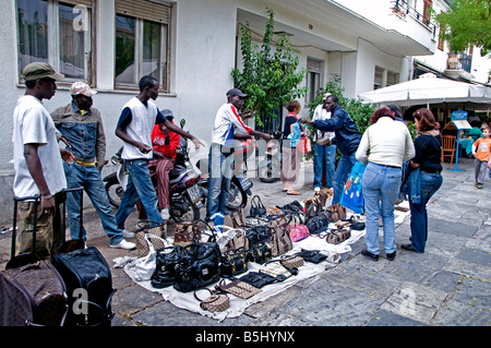 Plaka shopping District unterirdischen illegale Einwanderer Einwanderung aus Afrika verkaufen Mode-Taschen Stockfoto