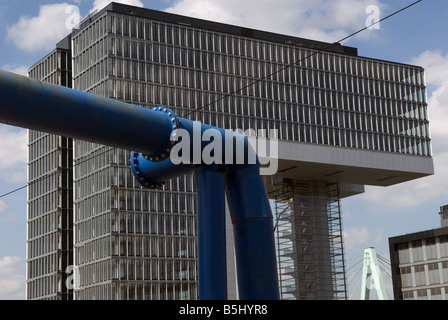 Das Kranhaus (Kran Haus), eine renommierte Büroentwicklung neben dem Fluss Rhein, Köln, North Rhine-Westphalia, Germany. Stockfoto