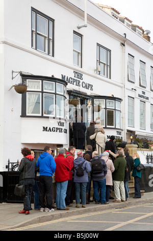 Die Menschen in der Warteschlange für Fisch und Chip außerhalb Magpie Seaside Cafe britischen Fish & Chips Anbieter, England UK Stadt Whitby, North Yorkshire Stockfoto