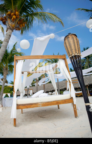 Tabellen und Bett eingerichtet für eine Hochzeit am Strand an einem tropischen Paradiesstrand Stockfoto