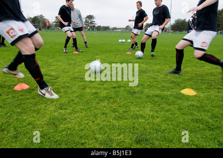 Männer laufen tut Fußball Trainingsübungen Stockfoto