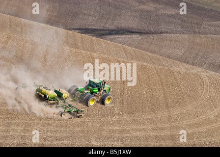 Ein Traktor zieht einen Luft-Sämaschine um Getreide oder Hülsenfrüchten in der Palouse Region Washington im Frühjahr Pflanzen Stockfoto