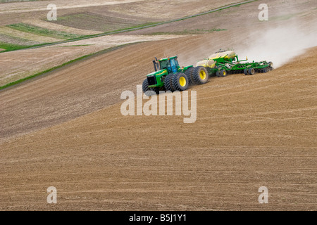Ein Traktor zieht einen Luft-Sämaschine um Getreide oder Hülsenfrüchten in der Palouse Region Washington im Frühjahr Pflanzen Stockfoto