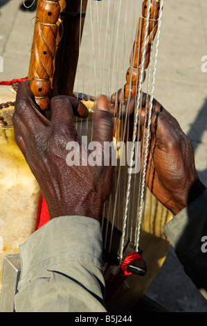 Händen von master Kora instrument Spieler Moussa Kouyata seine 12 Saiteninstrument zu Bristol Community Festival spielen Stockfoto