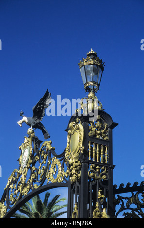 Andenkondor-Statue und Straßenlaterne am Haupteingang zum General San Martin Park, Mendoza, Argentinien Stockfoto