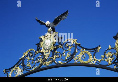 Andenkondor auf kunstvollem Torbogen über dem Eingang zum General San Martin Park, Mendoza, Argentinien Stockfoto