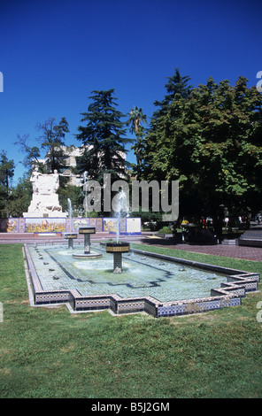 Keramik-Brunnen und Monumento a la Confraternidad Española Argentinien, Plaza España, Mendoza, Argentinien Stockfoto