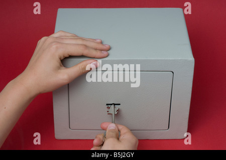 Entriegelung und öffnen einen kleinen safe Stockfoto