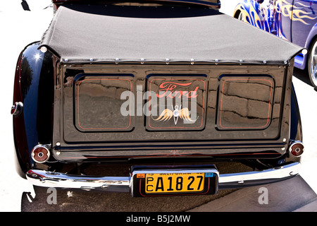 Heckklappe von einem schwarzen Ford V8 Lkw abholen Stockfoto