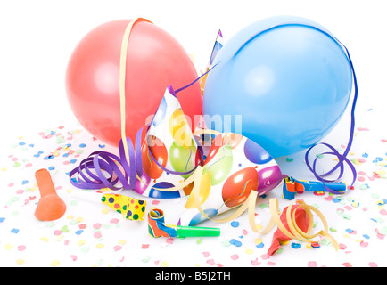 Partyhüte, Hörner oder Pfeifen, Confettis und Luftballons auf weißem Hintergrund. Stockfoto