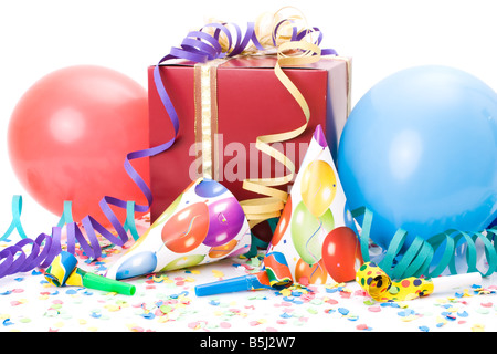 Geschenk, Partyhüte, Hörner oder Pfeifen, Confettis und Luftballons auf weißem Hintergrund. Stockfoto
