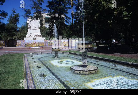 Keramik-Brunnen und Monumento a la Confraternidad Española Argentinien, Plaza España, Mendoza, Argentinien Stockfoto