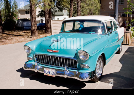 Türkis-weißen 1955 Chevrolet-V8 zwei türiges Coupé Stockfoto