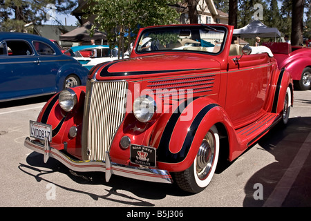 Rot mit schwarzen Streifen und weißem Pinstriping 1936 Ford Cabrio coupe Stockfoto