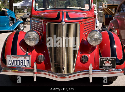 Rot mit schwarzen Streifen und weißem Pinstriping 1936 Ford Cabrio coupe Stockfoto