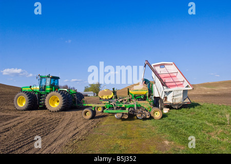 Knecht lädt ein Luft-Sämaschine mit Saatgut, Getreide oder Hülsenfrüchte im Frühjahr in der Palouse Region Washington zu Pflanzen Stockfoto