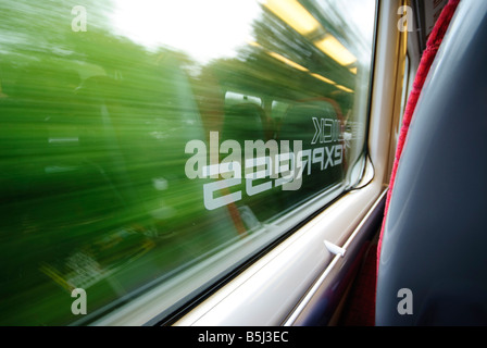 LONDON, UK - ein Schuss aus dem Fenster des schnelllebigen Gatwick Express, der Hochgeschwindigkeitszug verbinden Downtown London Gatwick Airport. Stockfoto