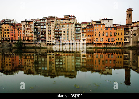 FLORENZ, Italien – der Fluss Arno fließt ruhig durch das Herz von Florenz, sein olivgrünes Wasser spiegelt die historische Architektur der Stadt wider. Berühmte Brücken, einschließlich der berühmten Ponte Vecchio, überspannen den Fluss und verbinden die beiden Hälften dieses Renaissanceschmucks unter der warmen toskanischen Sonne. Stockfoto