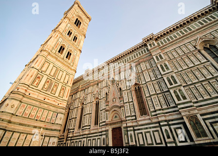 Dom Fassade Florenz Italien // FLORENZ, Italien - der prächtige Dom, offiziell die Kathedrale Santa Maria del Fiore, dominiert die florentinische Skyline. Brunelleschis ikonische Kuppel mit Terrakotta-Fliesen krönt die verzierte Marmorfassade und veranschaulicht Renaissance-Architektur und -Technik im Herzen von Florenz. Stockfoto